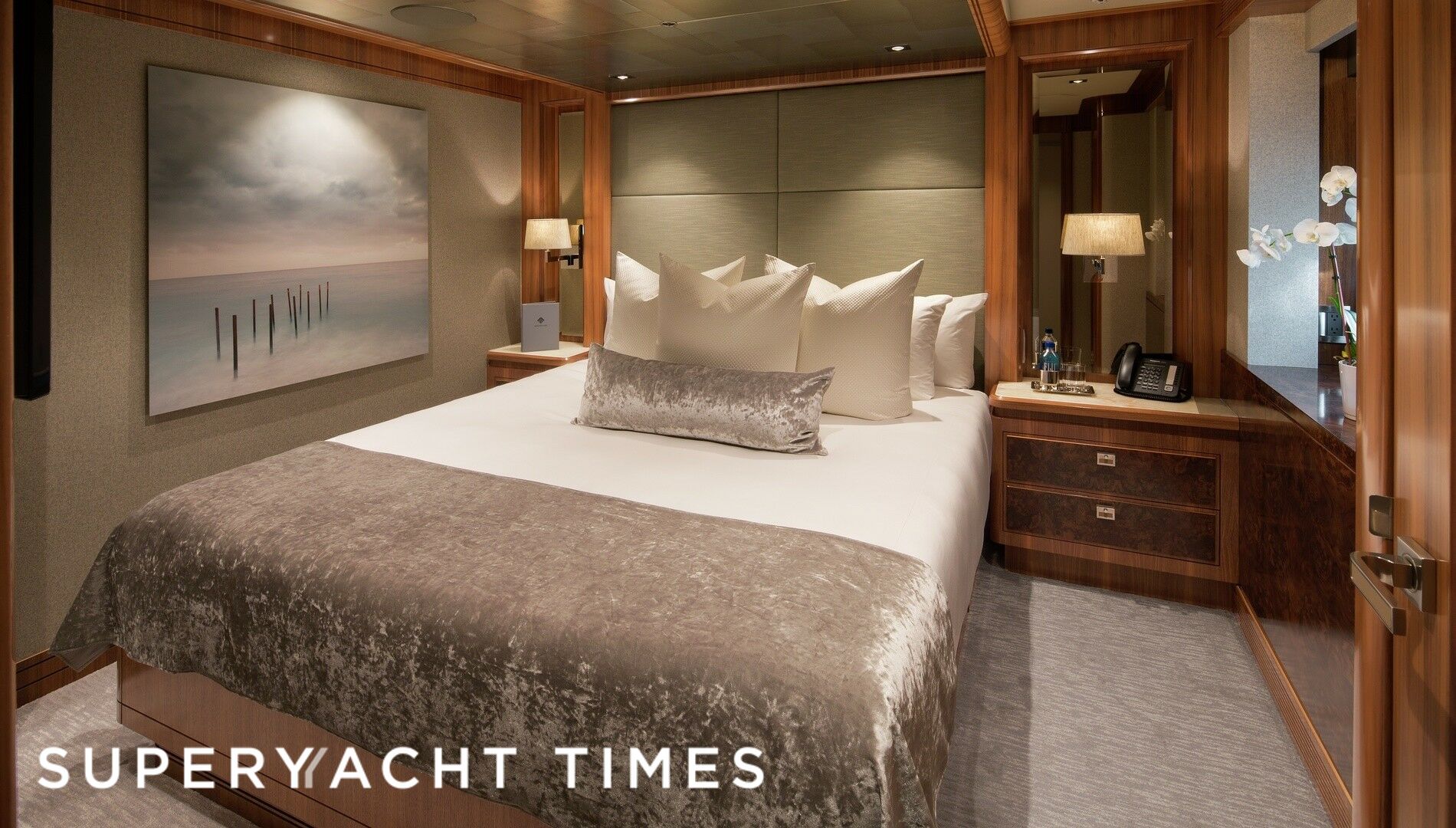 Muchos Mas yacht stateroom