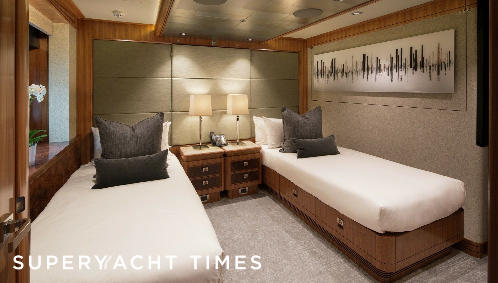 Muchos Mas yacht stateroom
