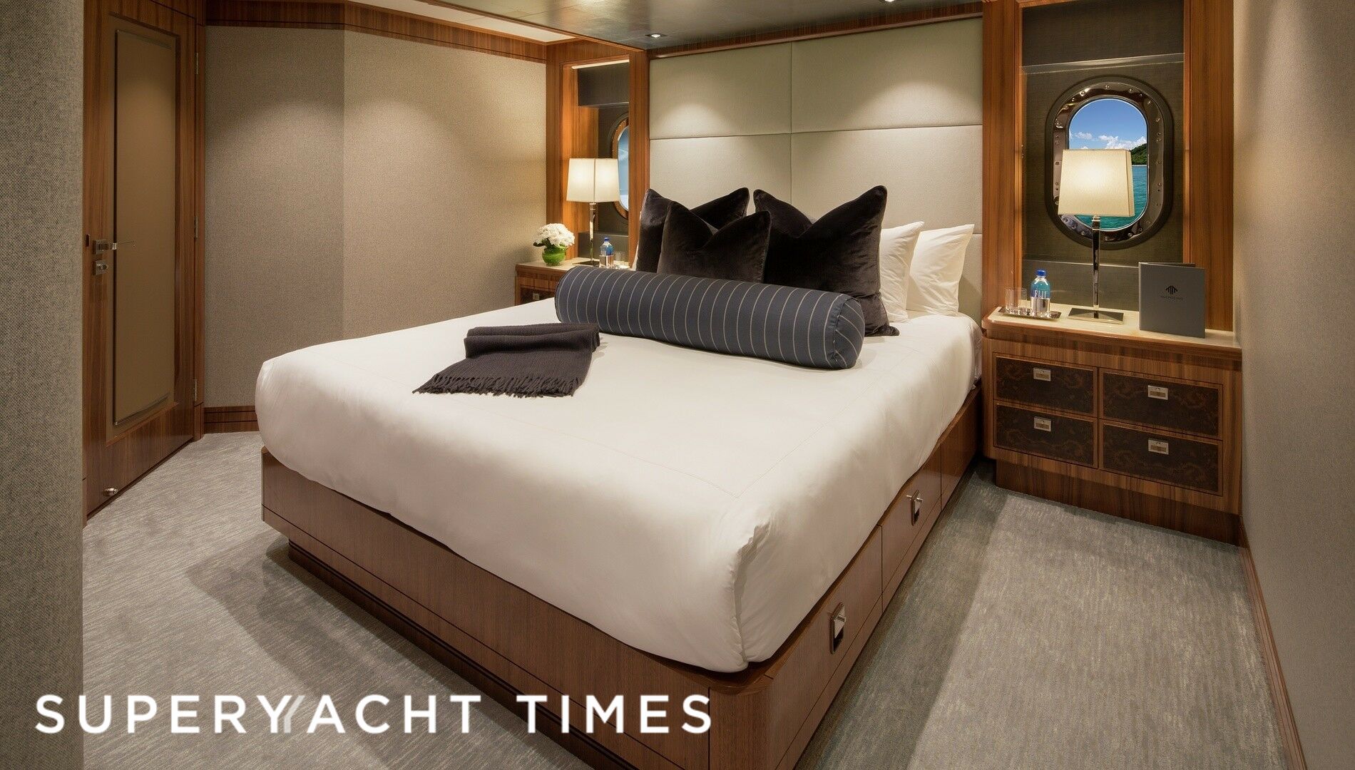 Muchos Mas yacht stateroom