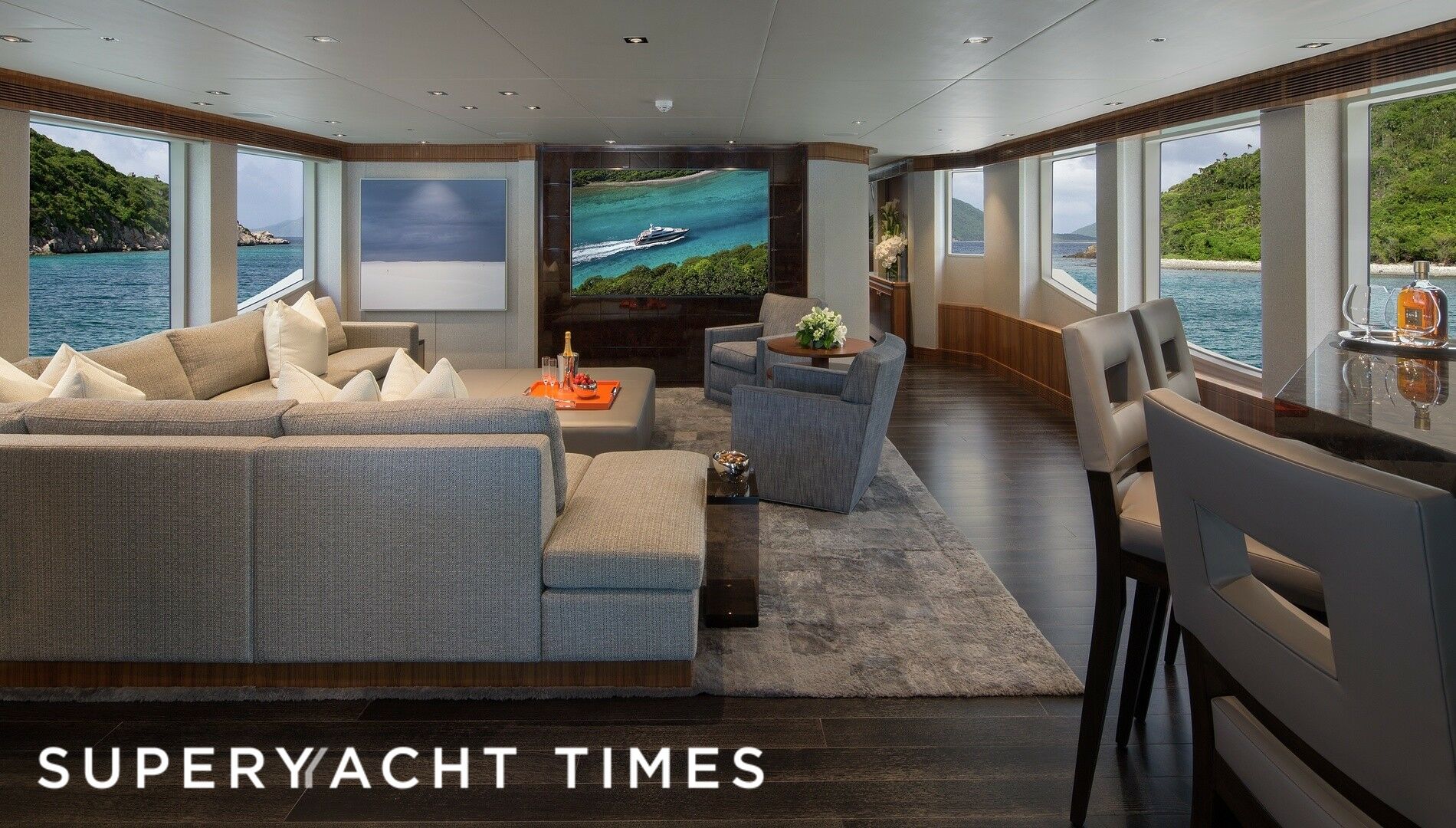 Muchos Mas yacht saloon