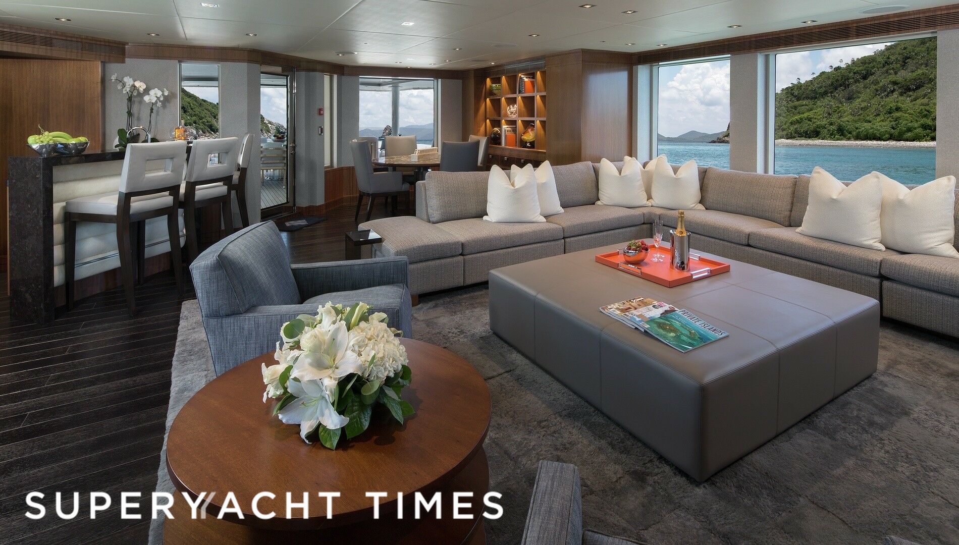 Muchos Mas yacht saloon