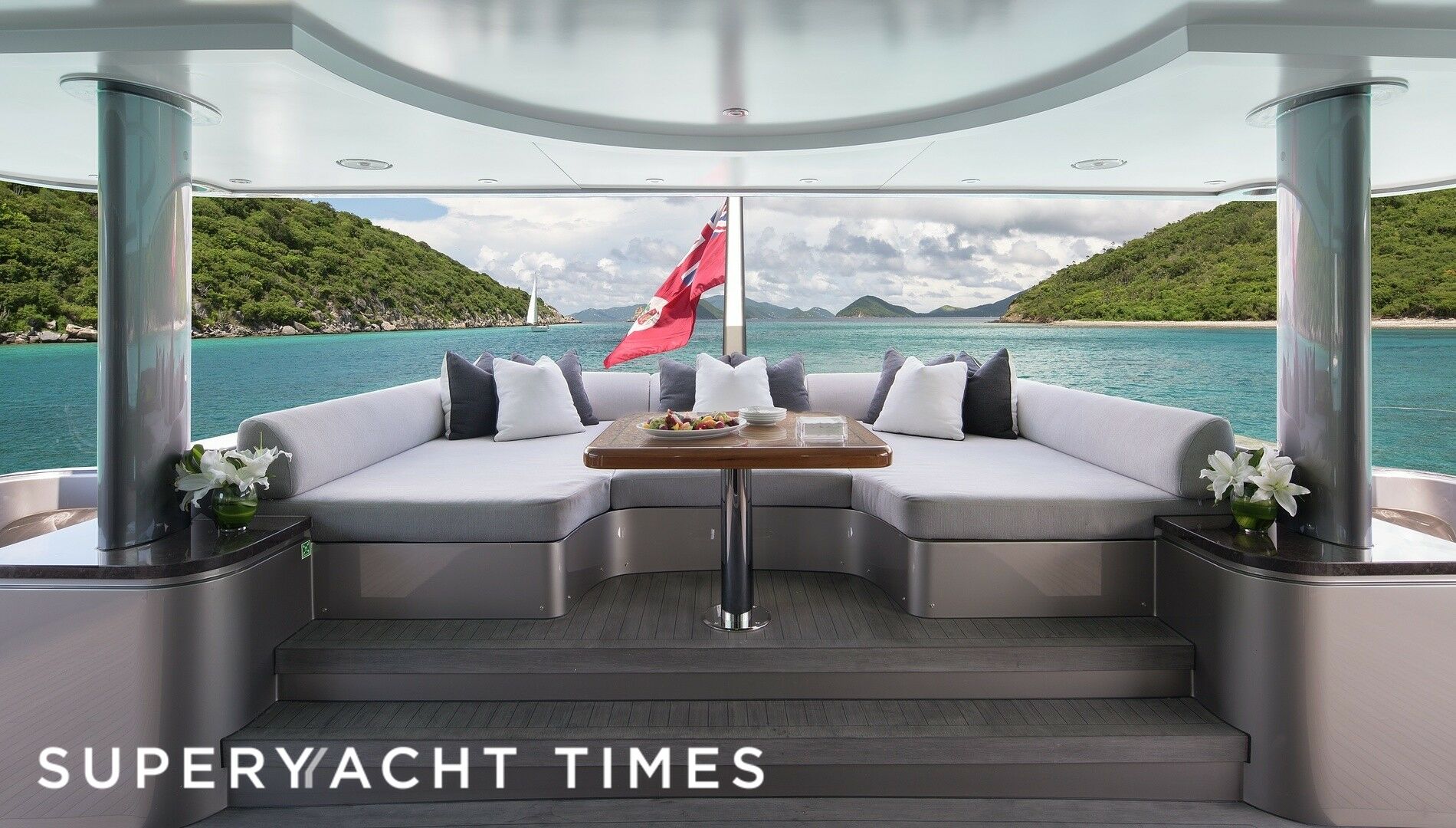 Muchos Mas yacht aft deck