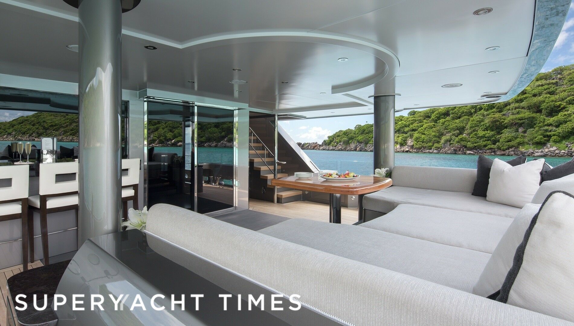 Muchos Mas yacht aft deck
