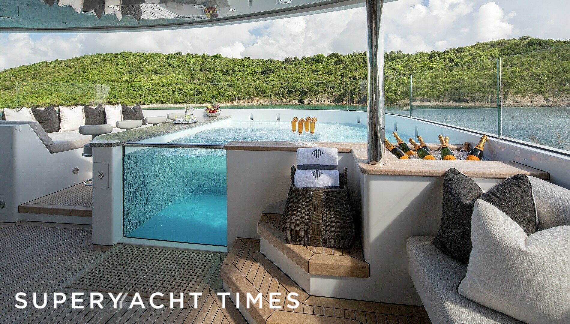 Muchos Mas yacht sundeck pool