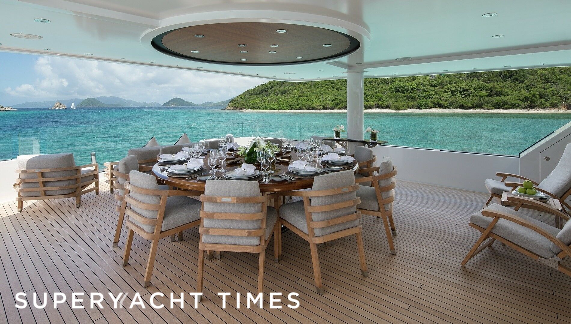 Muchos Mas yacht aft deck