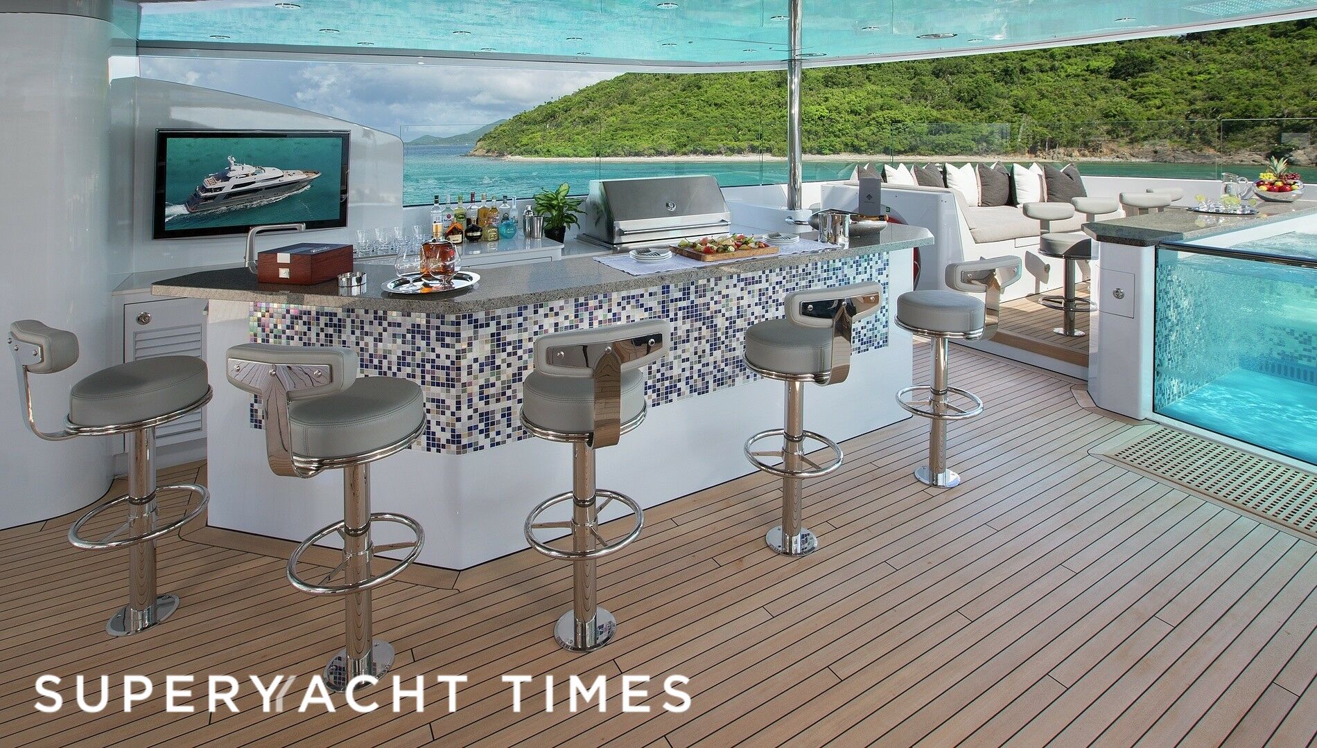 Muchos Mas yacht sundeck bar