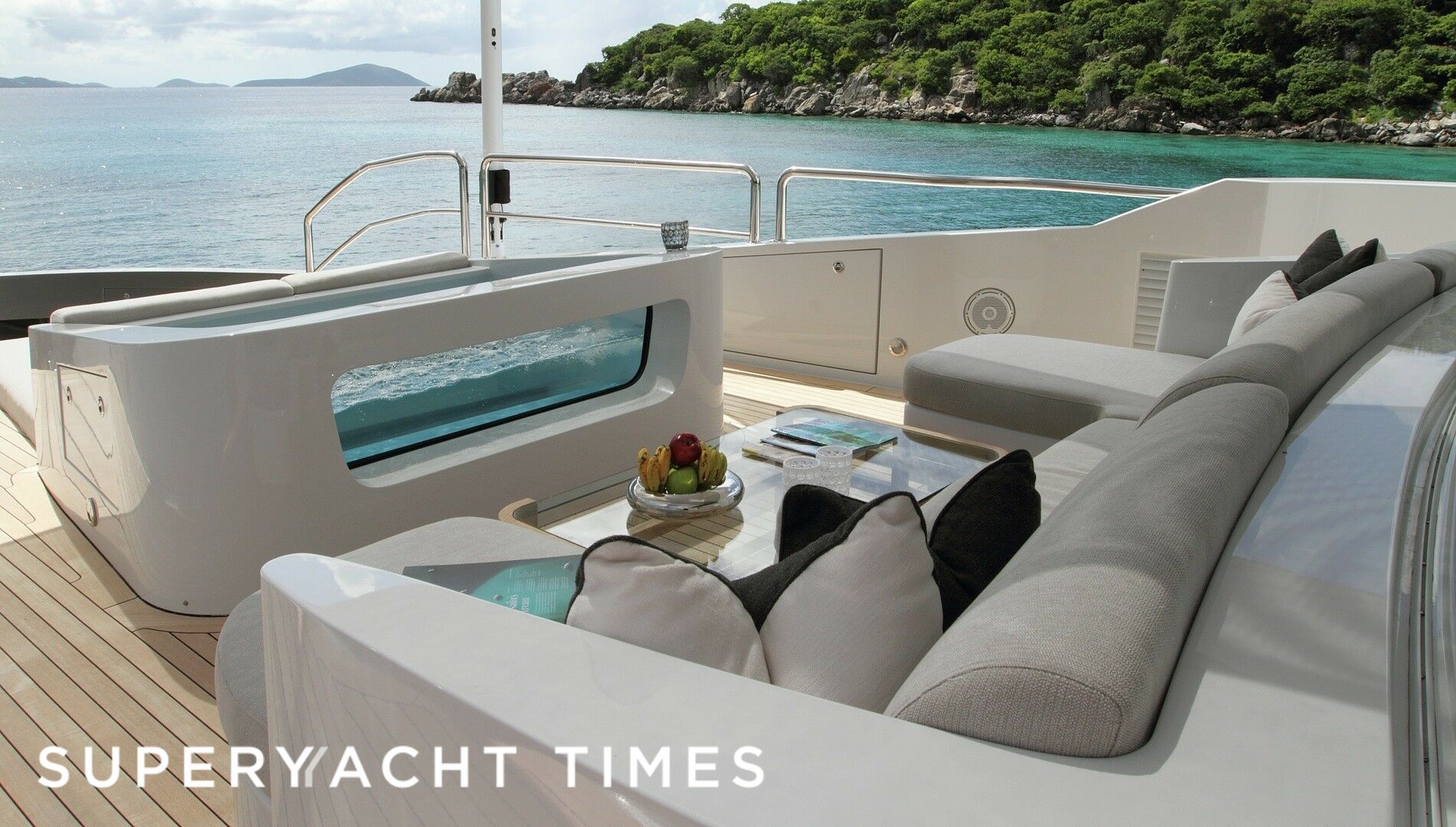 Muchos Mas yacht bow seating area
