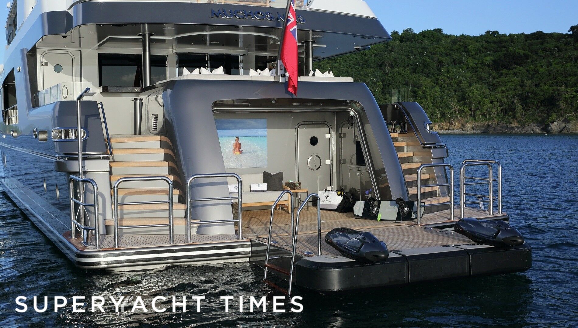 Muchos Mas yacht beachclub