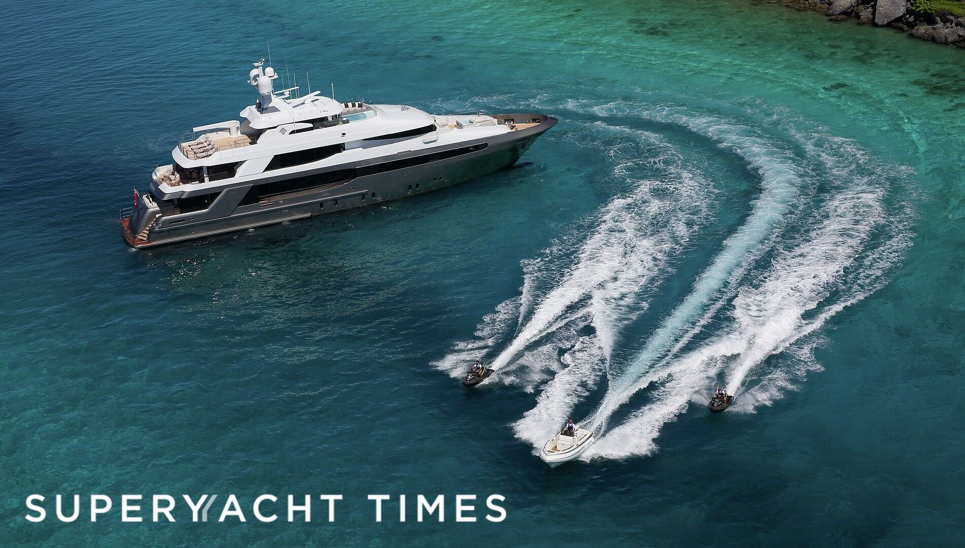 Muchos Mas yacht at anchor
