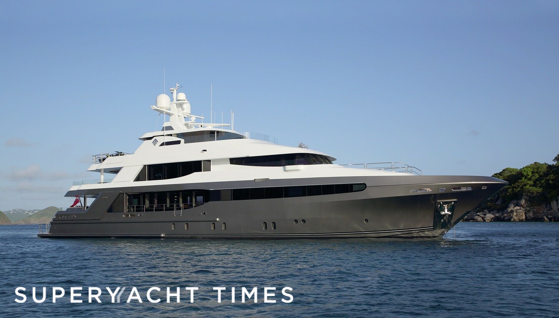Muchos Mas yacht at anchor