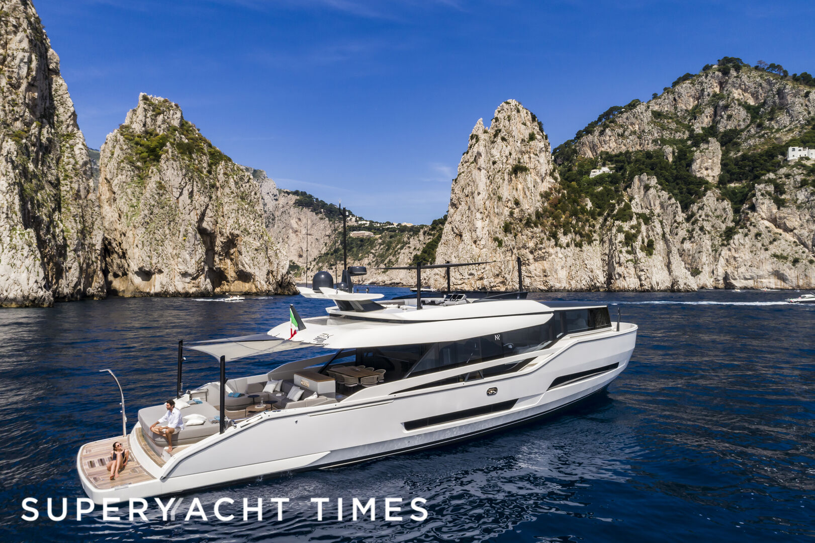 24m Extra Yachts motor yacht Moanna I sold