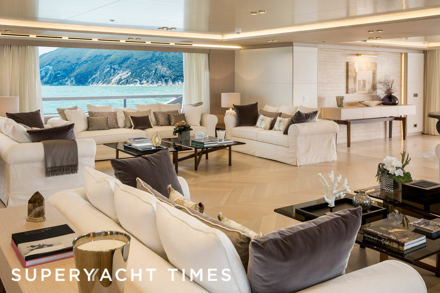 Dragon yacht saloon