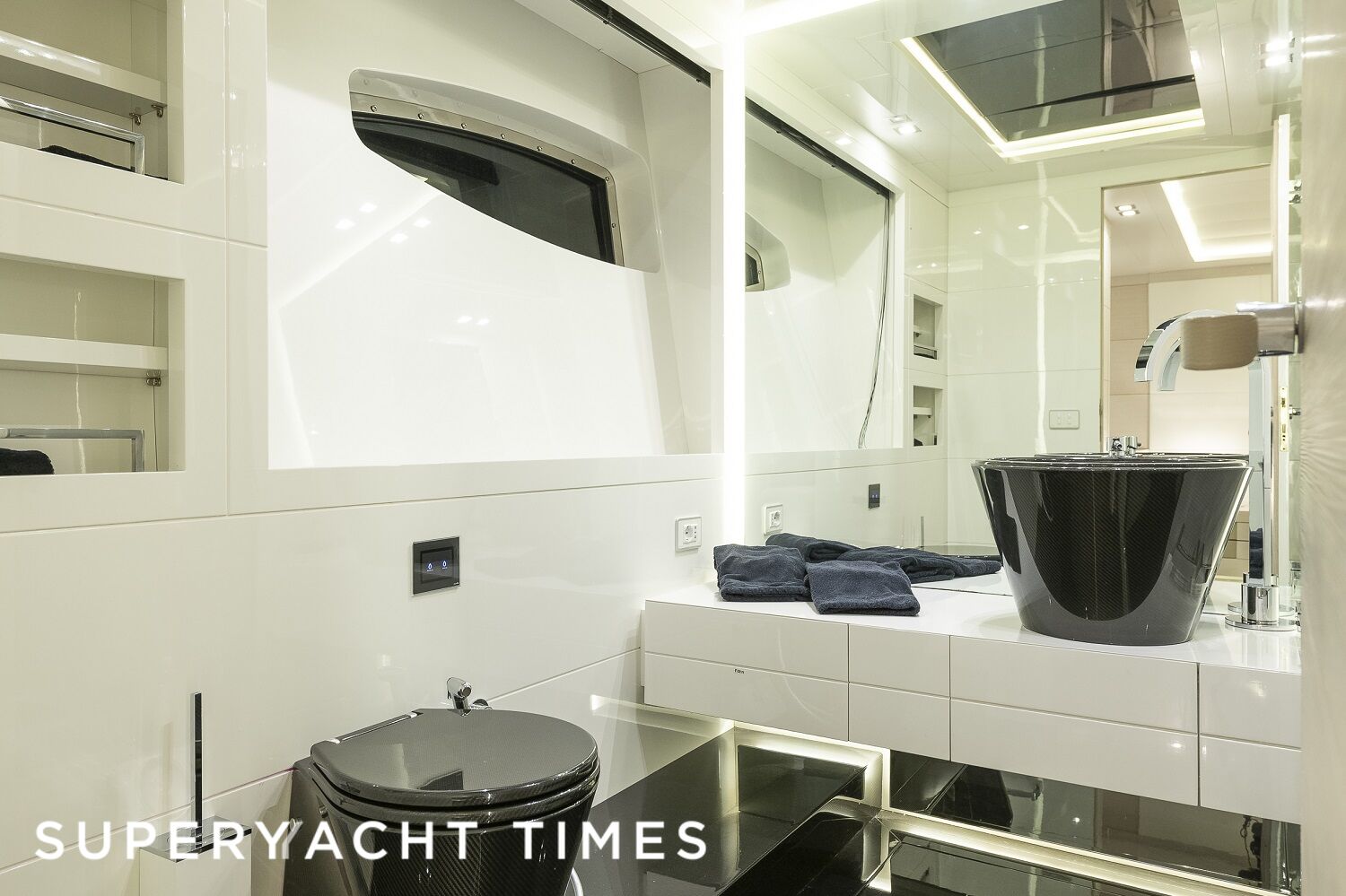 Seafire yacht bathroom