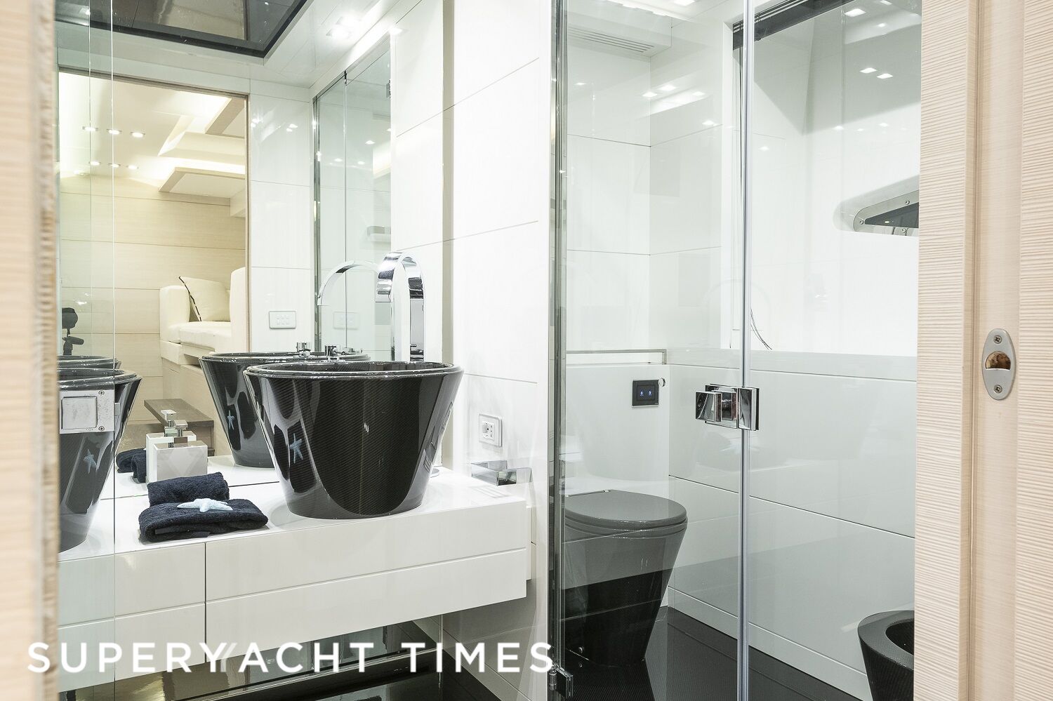 Seafire yacht bathroom