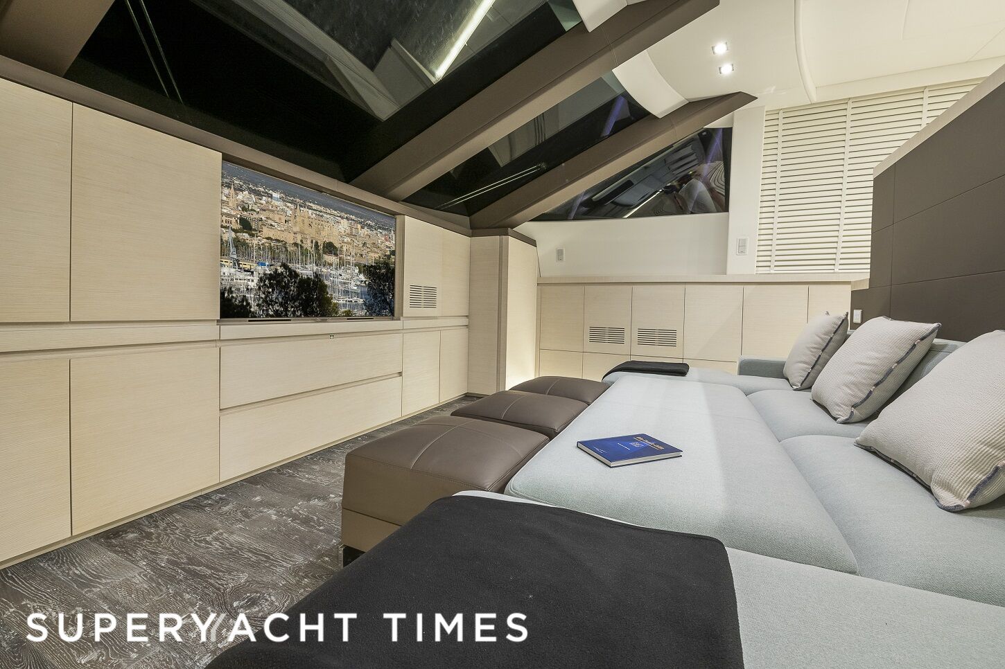 Seafire yacht lounge