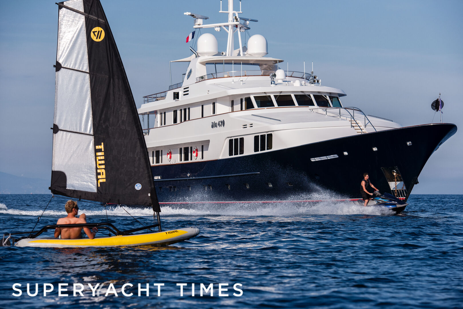 Blu 470 cruising