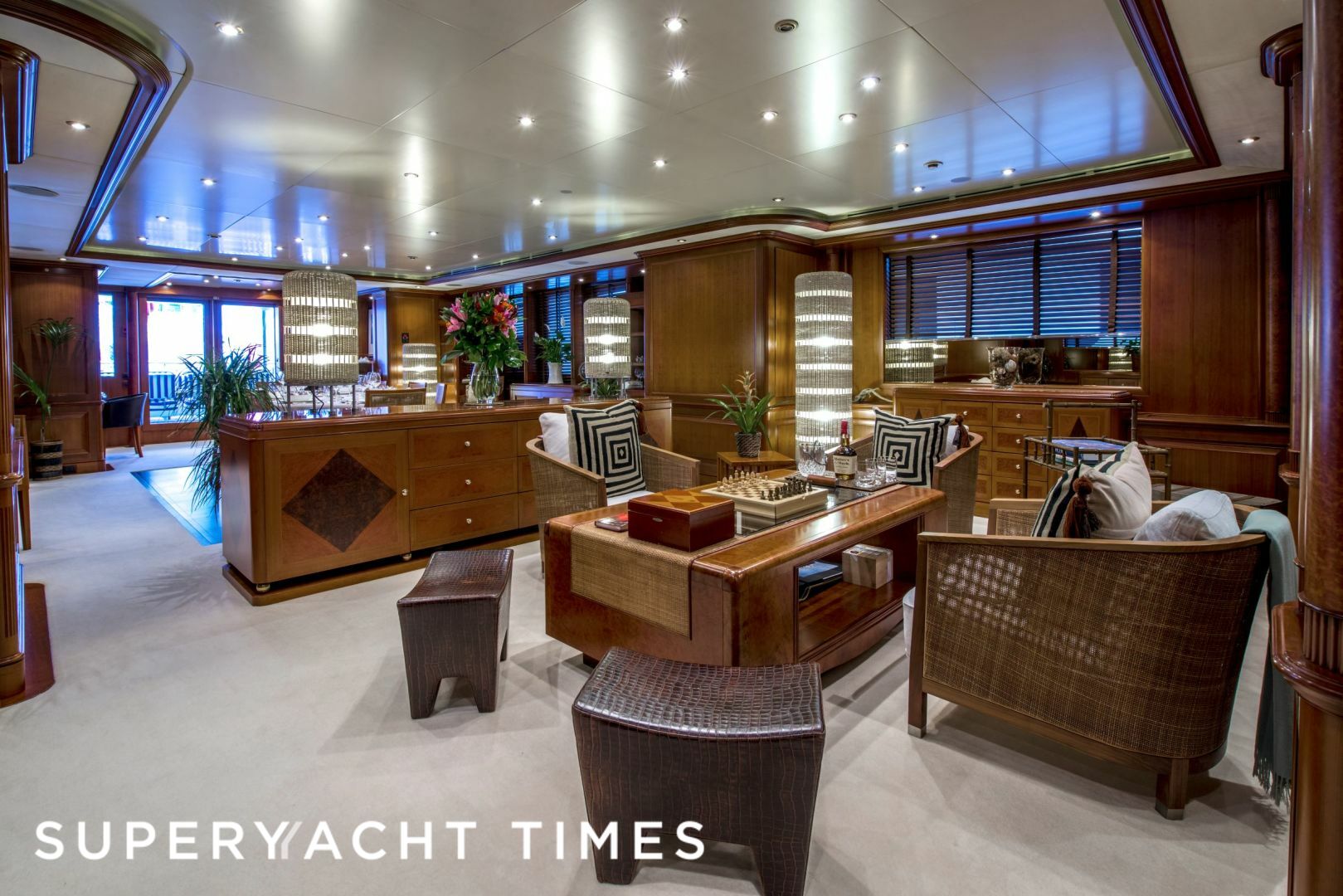 Jo yacht saloon