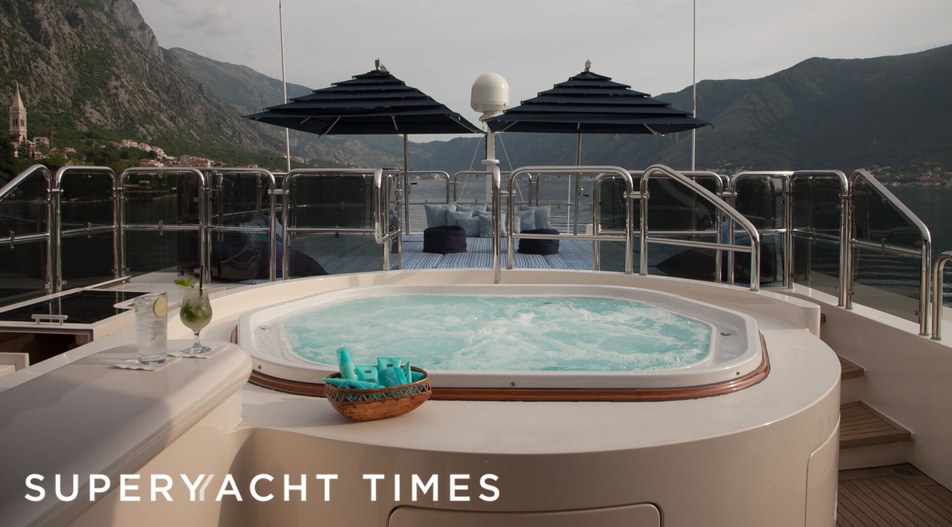 Jo yacht jacuzzi
