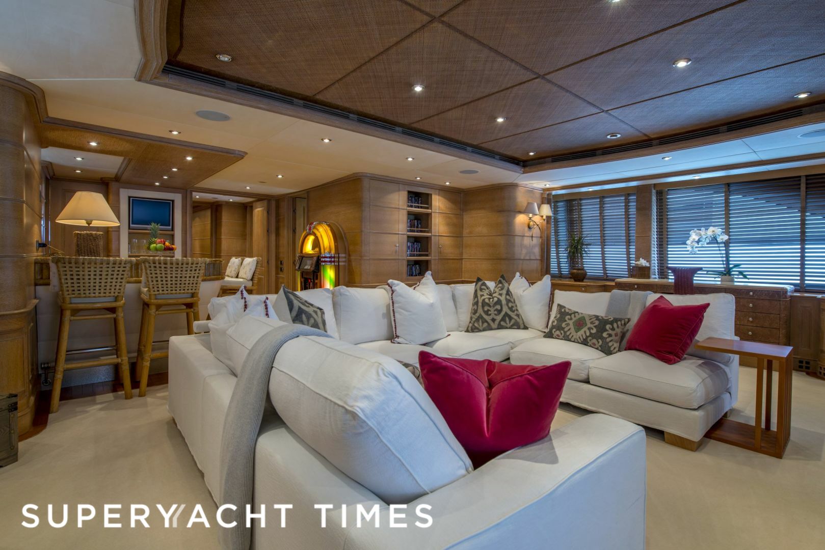 Jo yacht saloon