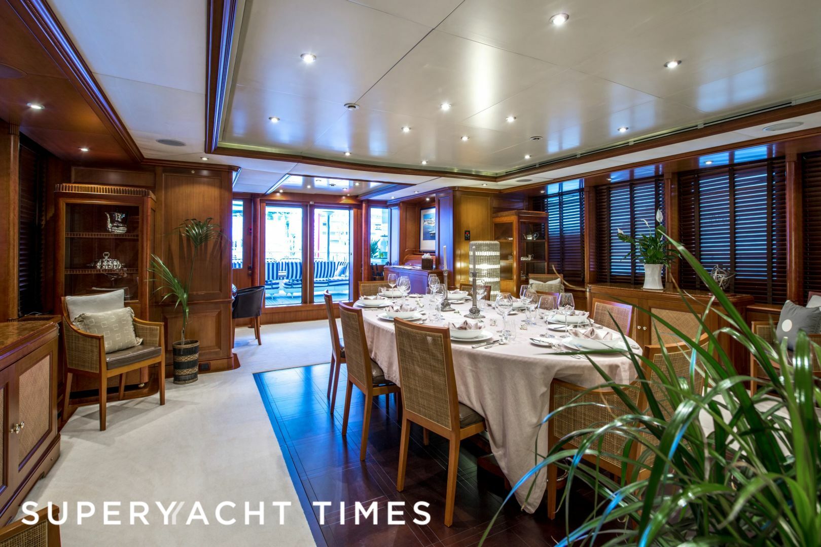 Jo yacht dining