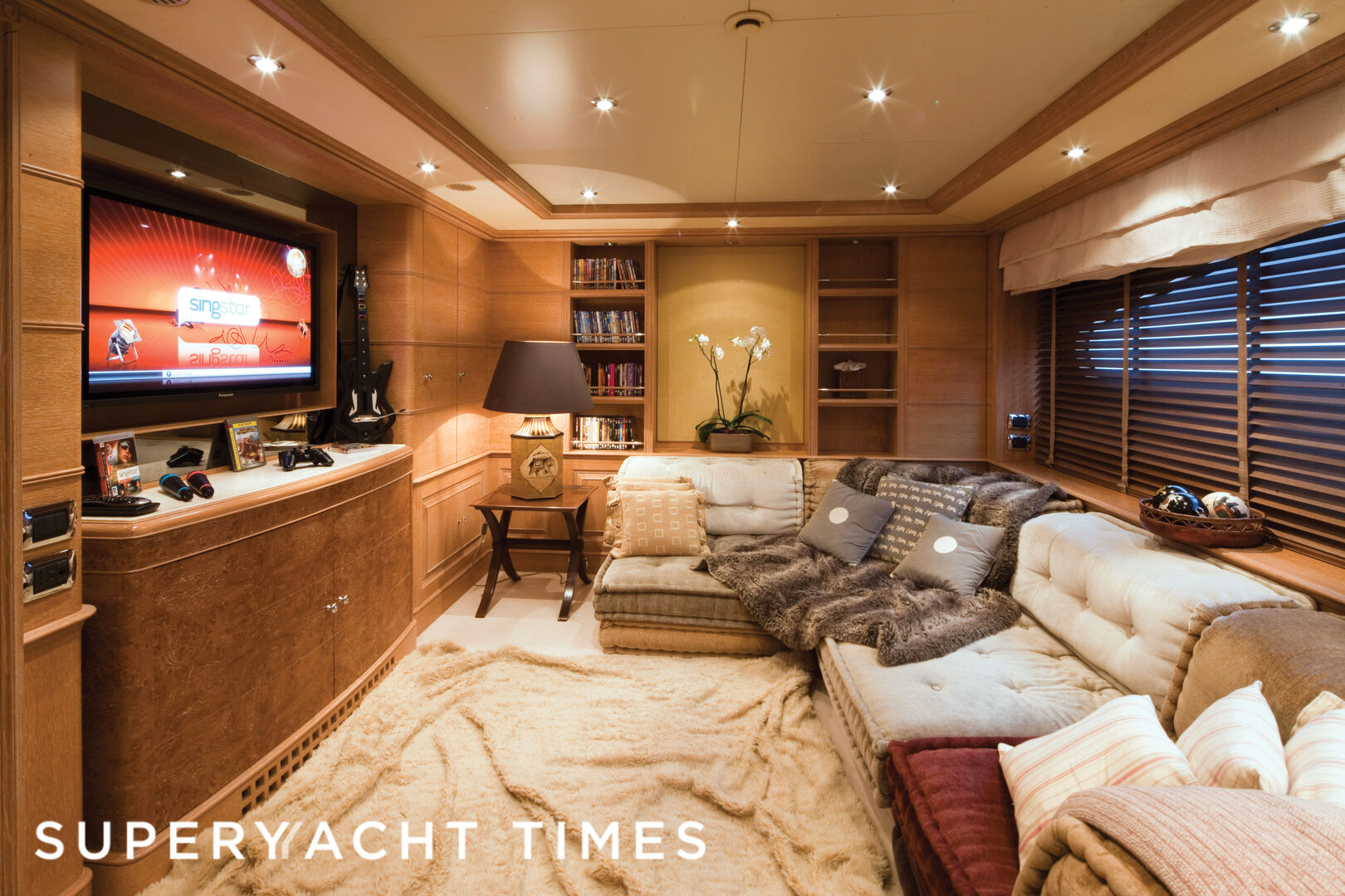Jo yacht lounge 
