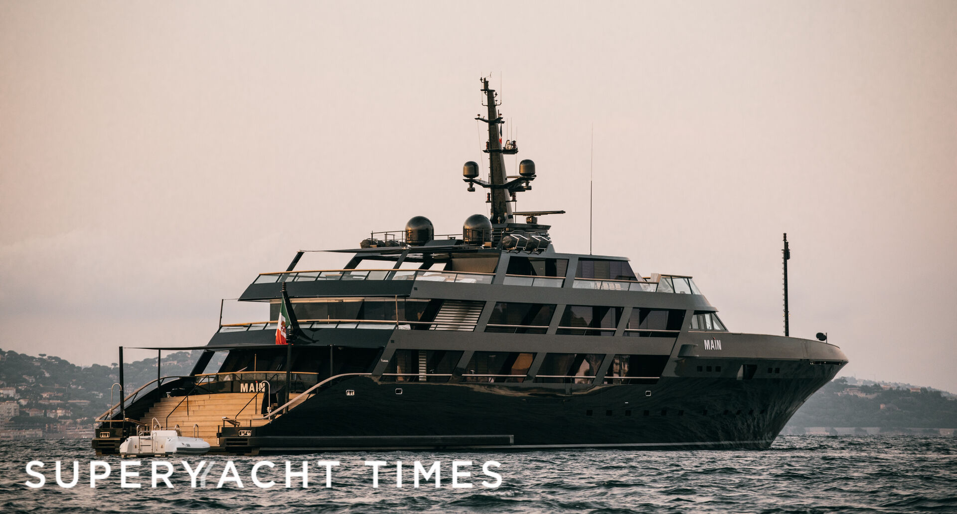 Main yacht in Saint-Tropez 