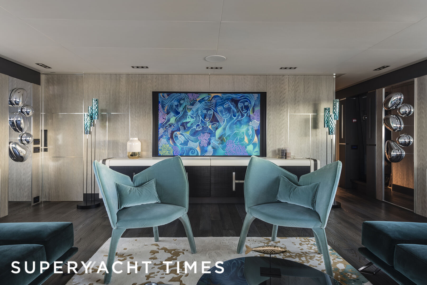 Chorusline yacht saloon