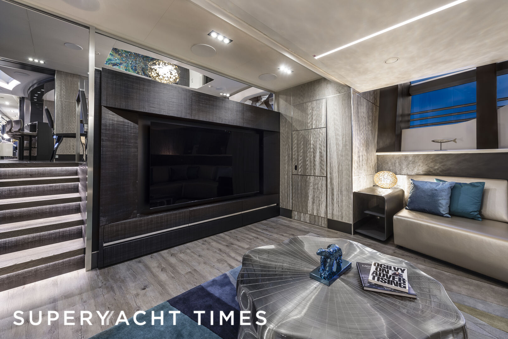 Chorusline yacht saloon