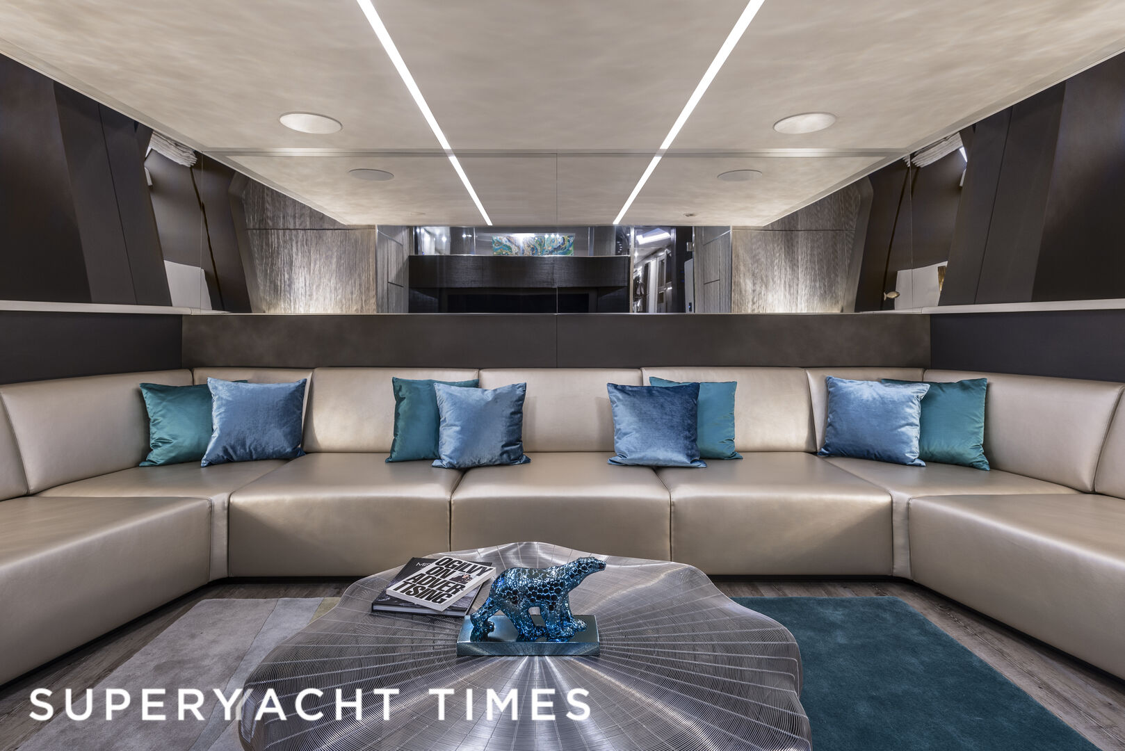 Chorusline yacht saloon
