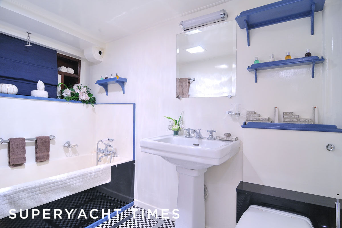 Calisto yacht bathroom