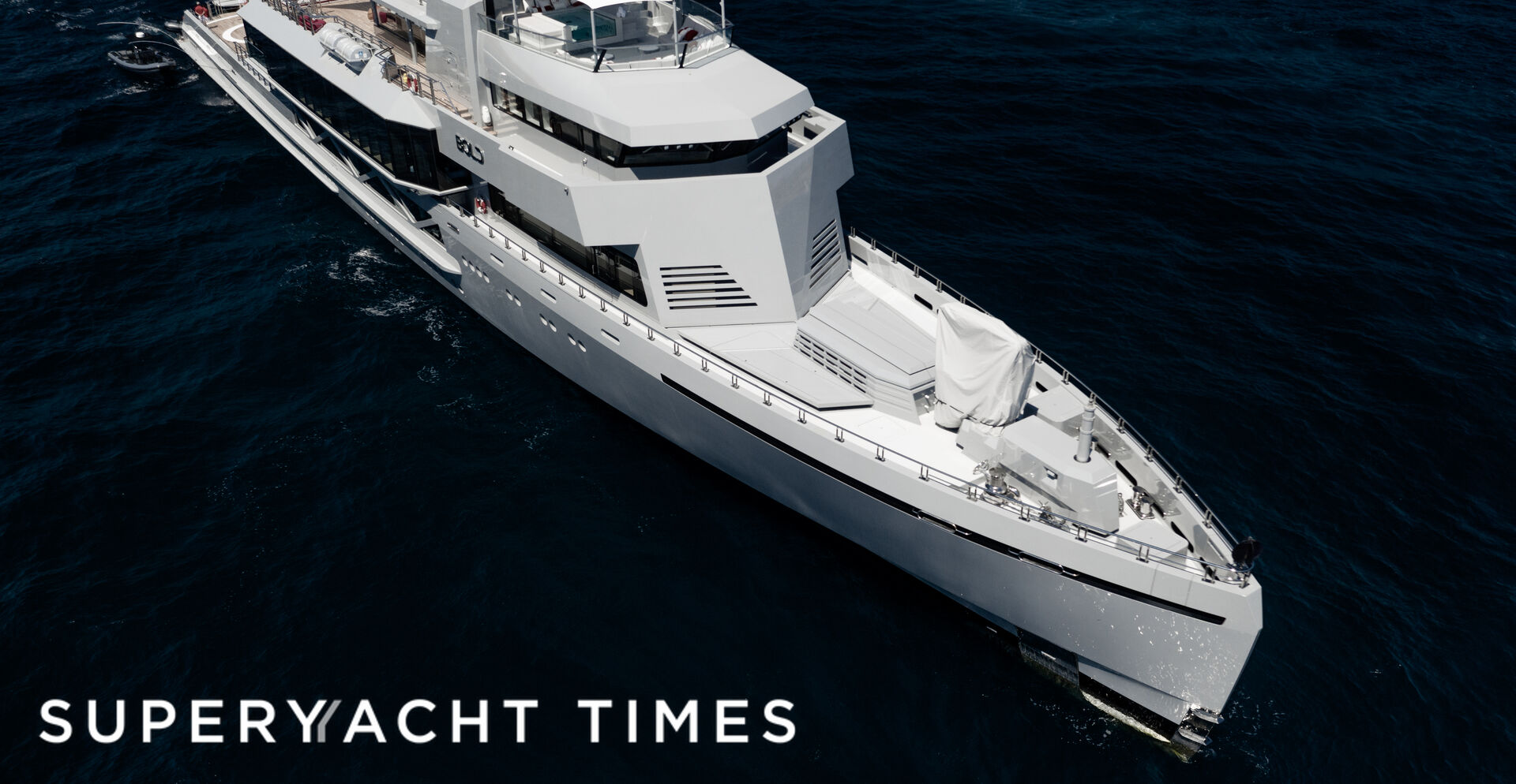 Bold yacht in Cala di Volpe 
