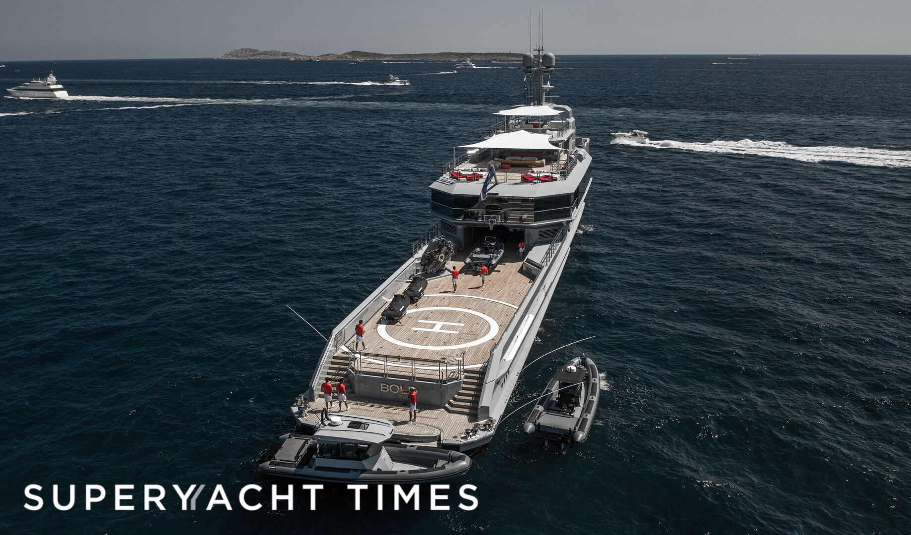 Bold yacht in Cala di Volpe 