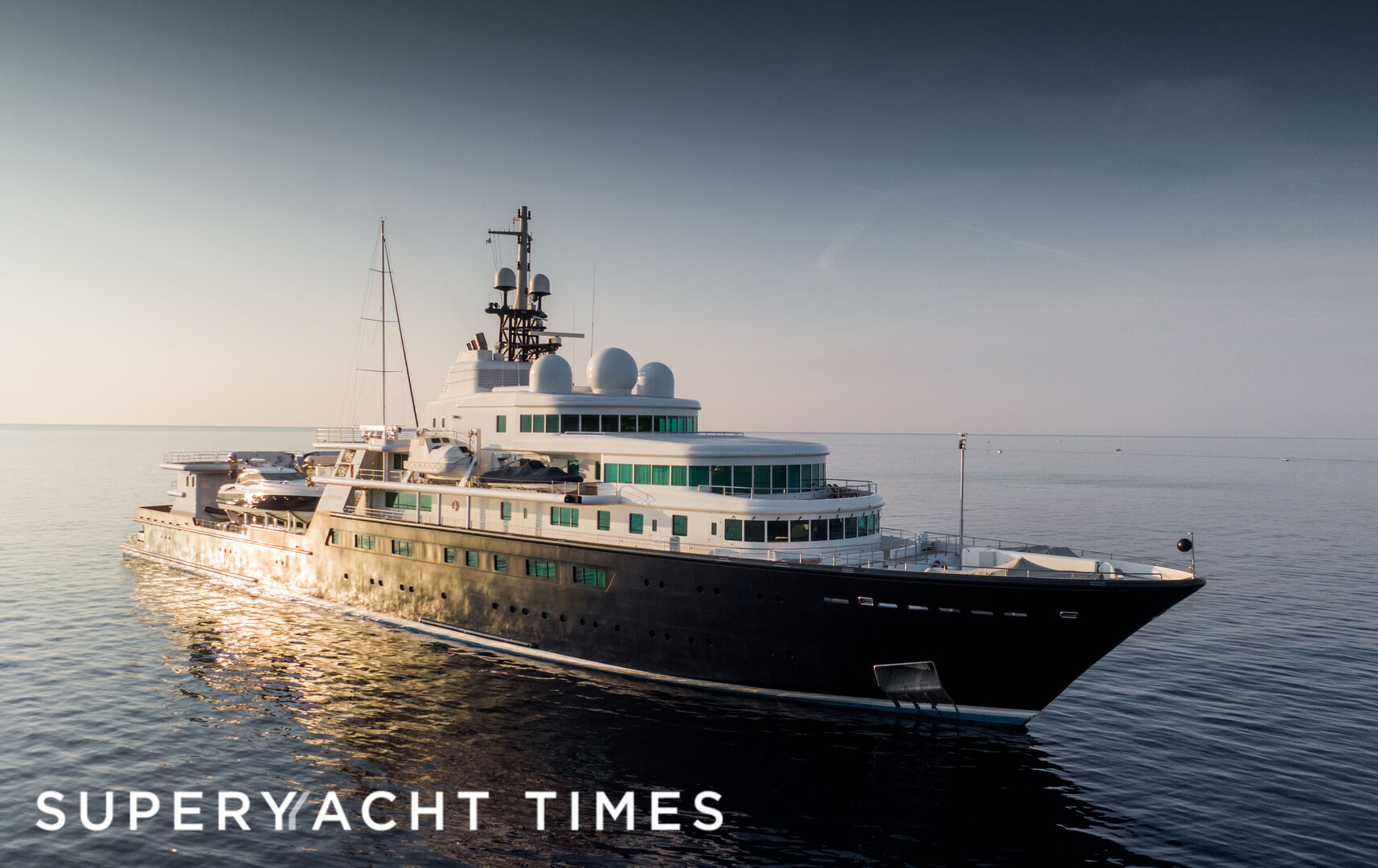 Motor yacht Le Grand Bleu on the Italian Riviera
