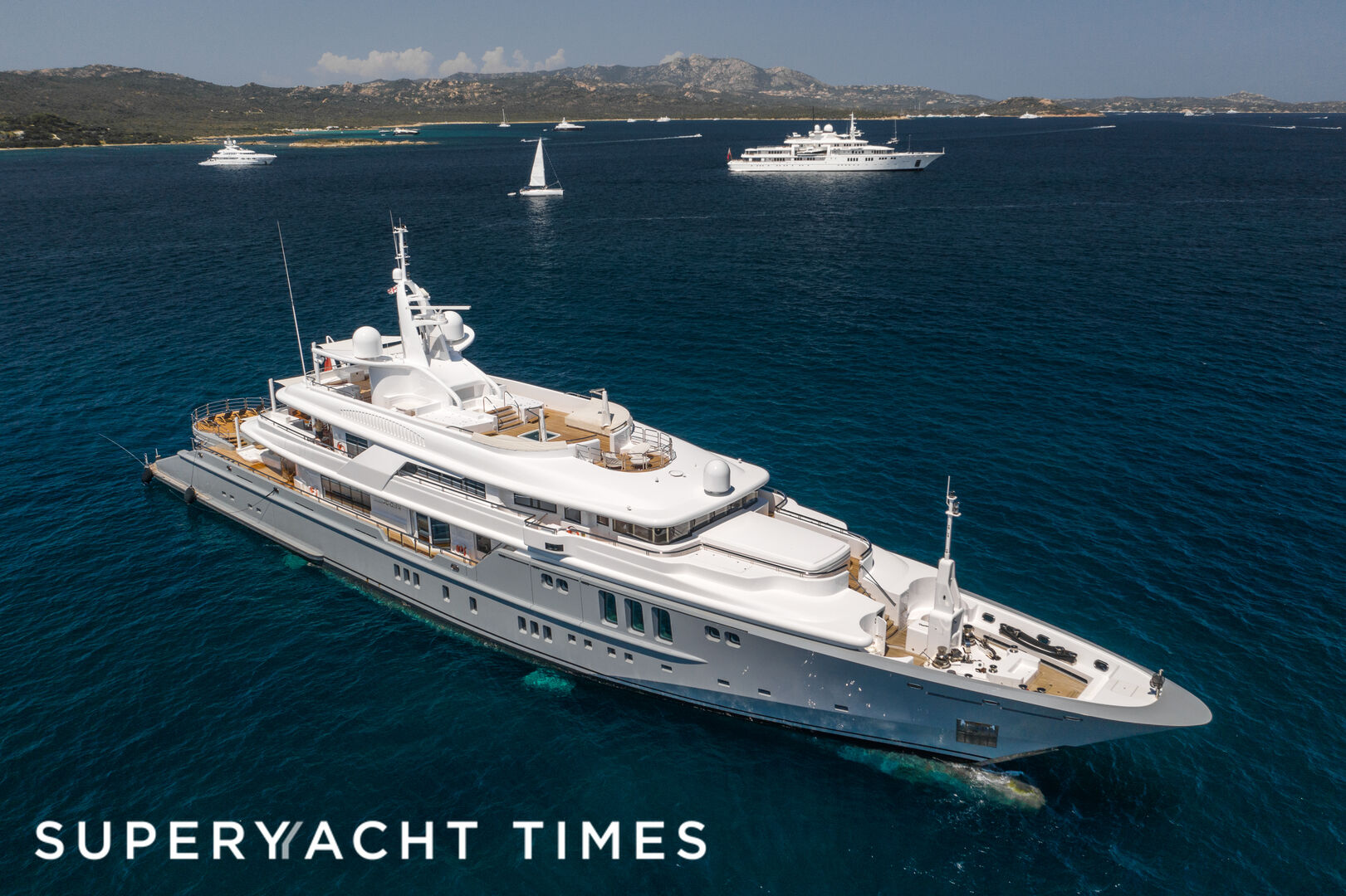 Siren yacht anchored of Cala di Volpe